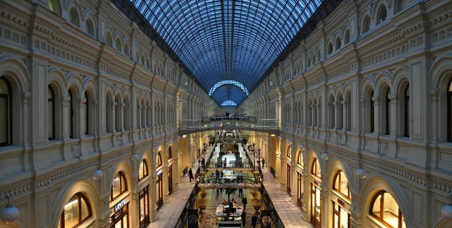 GUM, Moskva - https://commons.wikimedia.org/wiki/File:Moscow_GUM_indoor_gallery.JPG