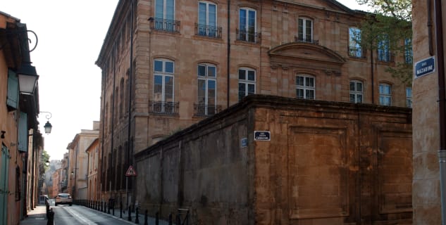 Centre d´art Caumont - https://commons.wikimedia.org/wiki/File:H%C3%B4tel_de_Caumont,_1,_rue_Joseph-Cabassol,_Aix-en-Provence,_volume.jpg