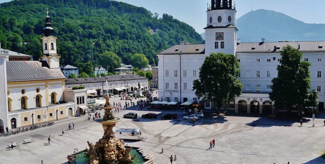 Residentzplatz - https://commons.wikimedia.org/wiki/File:Salzburg_Residenzplatz_7.jpg?uselang=cs