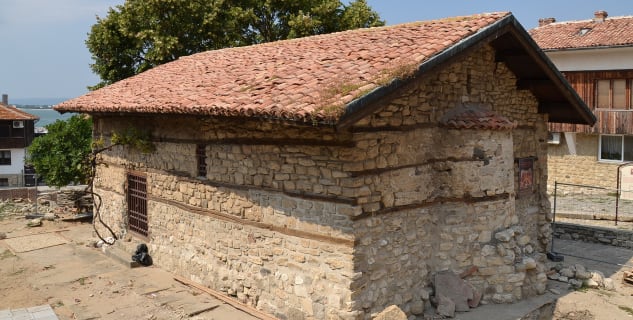 Kostel Sveti Spas - https://en.wikipedia.org/wiki/Church_of_the_Holy_Saviour,_Nesebar#/media/File:Church_of_the_Holy_Saviour,_Nesebar.JPG