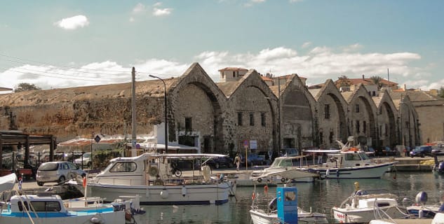 Benátský přístav - https://commons.wikimedia.org/wiki/File:Venetian_shipyards,_Chania.jpg?uselang=cs