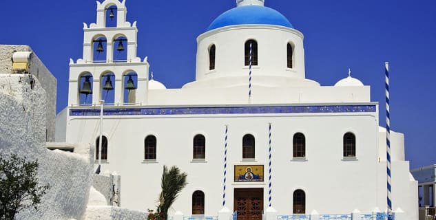 Kostel Panagia v Oiu  - https://en.wikipedia.org/wiki/Oia,_Greece#/media/File:Church,_Oia,_Santorini_(1360186561).jpg 