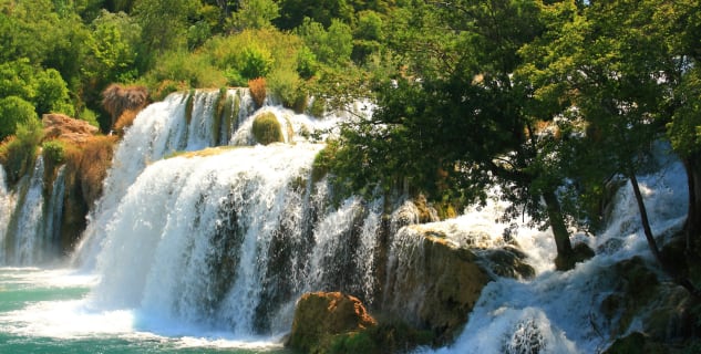 Vodopád Skradinski buk - https://www.flickr.com/photos/klimenko/8007326554/in/photolist-pRELQ6-r7QxTA-dczQig-7Hc47G-pRE1qV-dczTgs-7Hsy8S-dczDdo-7HXuf4-q96Jar-pRE1bX-phuGvr-ftm8NG-QGrE4-QGoEP-pRxcwh-2SJrgV-r7Rn87-oVdvQk-QGtaa-oVcS86-6eoHGa-r7QB6s-qsqjh9-6QqMHj-gomHha-gomFK2-gomUmK-gomgyC-gomEhf-gomnyy-eBG3vz-gomkqW-q8VdoD-dczL6j-gomAzq-dczm4H-dczuHS-r66zeT-dPHqyB-oVd9ZT-oVdwur-qsCxVr-r7RsHW-dPHpQZ-oQprju-fuD7vx-4pAraz-4UgmCk-eBKedN/