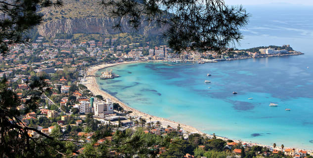 Spiaggia di Mondello  - https://it.wikipedia.org/wiki/Mondello#/media/File:Il_golfo_di_Mondello.jpg