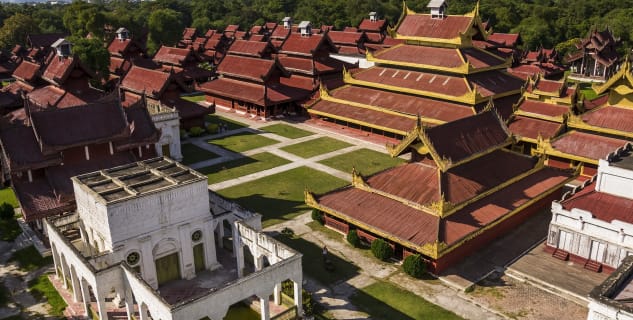 Panoramatický pohled na budovy uvnitř paláce Mandalay - https://www.flickr.com/photos/mossaiq/16990901728/