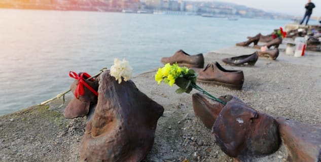 Boty na dunajském nábřeží - památník Židů v Budapešti - https://ccnull.de/foto/jews-memorial-in-budapest-shoes-on-danube-bank/1017579