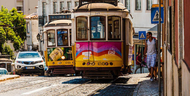 Alfama, tramvaje Remodelado - https://commons.wikimedia.org/wiki/File:Lisboa_-_Alfama_(9590308828).jpg