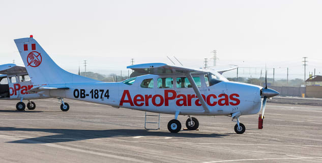 Přelety nad Náhorní plošinou Nazca - https://commons.wikimedia.org/wiki/File:Cessna_205,_Aeródromo_de_Nazca,_Perú,_2015-07-29,_DD_37.jpg