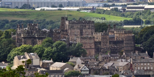 Lancasterský hrad - https://en.wikipedia.org/wiki/Lancaster_Castle#/media/File:Lancaster_Castle_Ashton_Memorial.JPG