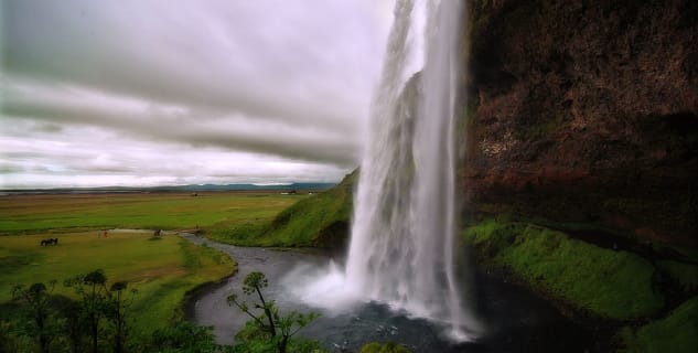 Vodopád Seljalandsfoss - https://www.flickr.com/photos/rusty-projector/233559834/in/photolist-mD4cG-oU3cWB-d3xMUq-9PY4Jp-eAMQxF-dgcqno-prkfL-8HtjLY-8Htbd5-8HtgDy-eAQYQA-6WTijT-rvg7Hh-fD5wnX-rxFbvg-8Htj1Q-8HtcdL-eAQYto-8Htoqh-6WTm5T-8HteXL-8Hth1u-8Hq5YV-8HtmHb-qoSYwx-ndKa6q-pUM3Gr-dtcota-cQDLZE-oqoG2Y-qwnJei-6WTme2-fDn6M7-qJBPrJ-ab9J3H-6UgW4K-mF7PtW-6EtrS8-6UkXnC-cQDNFJ-fD5wi6-8dxdm5-8uZnpD-g2Licz-rgap9s-79Gbi2-eAMSfP-8dtX2M-g2KTof-jHUYec