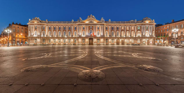 Capitole de Toulouse - https://en.wikipedia.org/wiki/File:Toulouse_Capitole_Night_Wikimedia_Commons.jpg