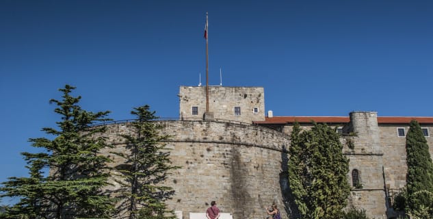 Hrad Castello San Giusto - https://www.flickr.com/photos/panic01/22841554224/in/photolist-ANqWhq-8JkJZj-4ZJvzt-4ZJvac-4ZJv2c-4ZJvrP-58gxUJ-4ZNKZJ-ggwXV-ggwXU-6VFqqm-ggyuy-4ZJvTc-6YDomj-obHASq-8zjBRf-4ZJwkx-8zgq7g-8zgqZD-4ZNK3G-8zjyPj-riLuau-8zgtgZ-4ZJvj4-8zjxDE-8zgssz-8zgs1e-8zjB6N-8zjzLu-nHsyGr-8zjxhA-8zgrGF-8zgpGz-4ZNLaf-8zgsfg-8zjBoJ-8zgow6-6jZtZU-8zjx5N-pgxHVi-4ZNLt5-4ZJwVc-8zgoh8-4ZNKr5-4ZNKRY-6nZyLz-58tMsq-58pzPT-bke8Jo-dAzySh