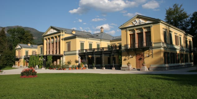 Císařská vila - https://commons.wikimedia.org/wiki/File:Kaiservilla_vorderansicht.jpg