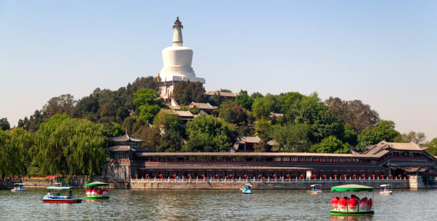 Park Pej-chaj - https://en.wikipedia.org/wiki/Beihai_Park#/media/File:Beihai_park,_beijing,_china.jpg