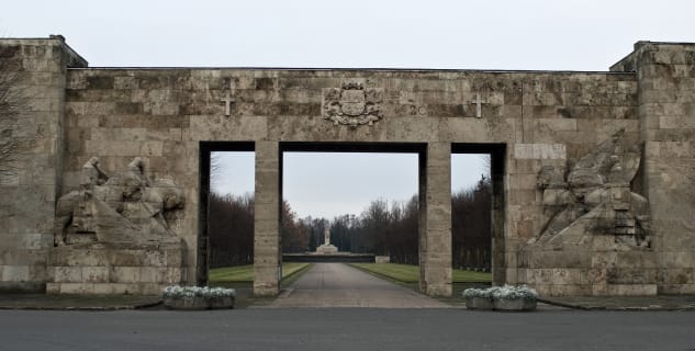 Bratrský hřbitov, Riga - https://ru.m.wikipedia.org/wiki/%D0%A4%D0%B0%D0%B9%D0%BB:Brothers_Cemetery_Riga_02.jpg