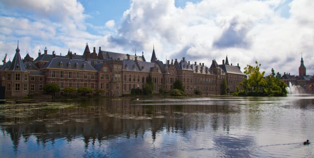 Binnenhof - https://www.flickr.com/photos/transtek/9466177234/in/photolist-fo422b-aZMG8P-bpZq9V-fquCGj-dGRn3V-T2Q2xu-3NkPL-hH8Vc9-2XUZkz-L6eAqG-qSzv3-ixcVrm-fSUjHh-3NkVB-eThZR4-25aoh-bEvKj2-6MgsrB-ah22Zk-6xUUVR-LAQe3-3NpKJ-fyCFA-2gutv5-3NpGD-V5pbH3-omHoyp-btNCk3-fSV1RM-eb8mJD-2gpSRz-7wwDAL-fSVVLn-eb8ny2-2guyWE-eb8pft-4ZH6WQ-kBDXM-w1GcP-9KTdZn-3NpeK-osxPwH-4b9eB4-9KUvCY-7mWV8d-dLgtNn-hXG1R-a5bUBW-7wsPCc-D6Uyb