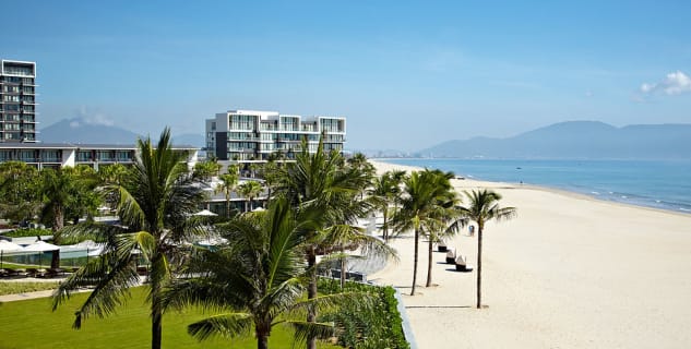 Výhled na resort Hyatt Regency Danang Beach - https://commons.wikimedia.org/wiki/File:Hyatt_Regency_Danang,_Beach_View,_March_2014.jpg