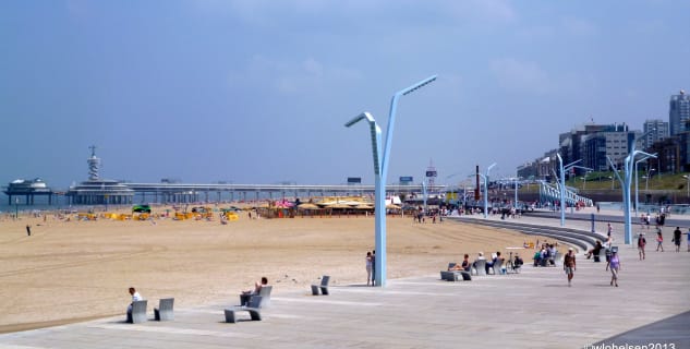 Pláž Scheveningen - https://www.flickr.com/photos/benidormone/9231725959/in/photolist-f4M1uX-9kRHgg-f52cMC-dwqKSq-8Vtnuq-8VtmSf-4iYD9R-8Vqjk8-8VqjWF-8VtmLU-8VtmzJ-8VtnGQ-8VtnTG-8VtmD9-es5fPm-8vStxP-98NEq7-98Kw4F-f4M1sa-es5n19-f52bto-es4jJS-f4LW2n-2JZ8bL-er85cK-es4heE-es5iHJ-f52eC9-f52cSw-er8b4V-4iYDYp-4pmSy5-chHoRN-dtzdSD-dtyyjF-dtETkQ-c3NzF5-FyEZWc-dtyfpK-dtzCne-dtybva-r1hoYj-8vVy4d-er7Zze-8VqinB-99cctu-er89Qc-es4j39-s49Po-es4xn3