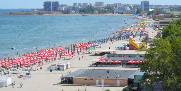 Mamaia - https://commons.wikimedia.org/wiki/File:Mamaia_Beach_%28September_2013%29.JPG