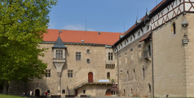 Vodní hrad Budyně - nádvoří - https://www.flickr.com/photos/mtvrdy/27486895016/in/photolist-HMeDgw-HPA5mi-HvwA5b-HSVssw-HSVrwU-HVYCti-HvwAKE-HVYCGe-HSVwg3-HVYCL2-HMeLKu-HMeEow-HSVrfw-HMeDVN-HvwAA1-HMeH2Y-HMeERA-HMeFfm-HPA6nr-HVYDzB-HMeFKj-HSVs7S-HMeFyY-HvwBeW-HvwBDo-HVYDEr-HVYDYT-HvwBpq-H1e4WM-H1e8xV-H19m9s-H19km5-H1e7GX-H1e75e-HVYEf4-HSVwv1-H1e8Ki-HvwB3J-H1e4Pn-H19nZb-H19jSE-H1e9qg-HVYDSk-H19oGy-H19mJ5-HMeJrb-H1e9Xt-H1e98c-HVYE5K-xSGgSJ