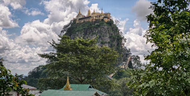 Mount Popa v Myanmaru - https://www.flickr.com/photos/undeklinable/31816802460/