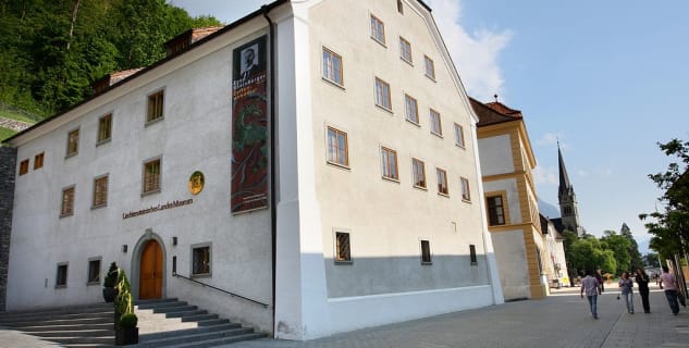 Národní muzeum - https://de.wikipedia.org/wiki/Liechtensteinisches_Landesmuseum#/media/File:Landesmuseum_Vaduz.jpg