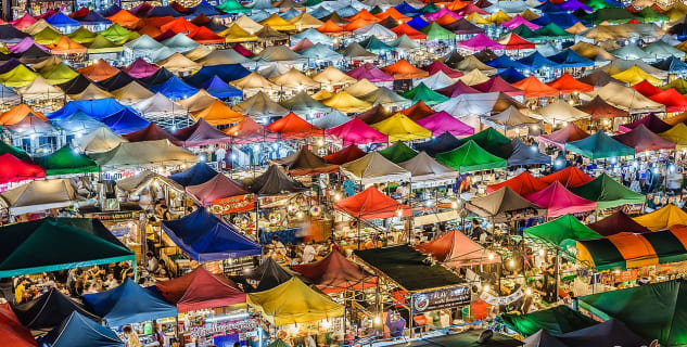 Ratchada Train Night Market v Bangkoku - https://commons.wikimedia.org/wiki/File:Train_Night_Market_Ratchada_(34079339800).jpg