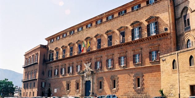 Palazzo Dei Normanni  - https://it.wikipedia.org/wiki/Palazzo_dei_Normanni#/media/File:Palermo-Castle-bjs-1.jpg