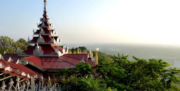 Chrám Sataungpyei na vrcholu Mandlay Hill - https://www.flickr.com/photos/geoffdude/24253980424/