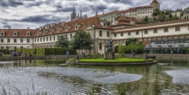 Valdštejnská zahrada - https://commons.wikimedia.org/wiki/File:Cityscape_of_Prague_at_daylight_(8140914047).jpg