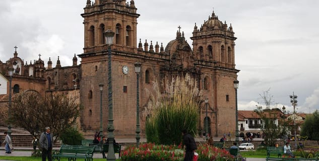 Katedrála na Plaza de Armas - https://commons.wikimedia.org/wiki/File:Cusco,_Peru.jpg