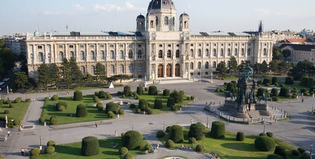 Uměleckohistorické muzeum - https://commons.wikimedia.org/wiki/File:Vienna_-_View_of_Maria_Theresien-Platz_and_the_Kunsthistorisches_Museum_-_6291.jpg