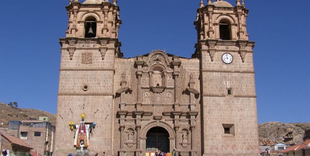 Catedral de Puno - https://commons.wikimedia.org/wiki/File:P8100195_kerk_Puno_Peru.JPG