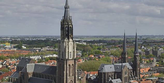 Nieuwe Kerk (vlevo) - https://commons.wikimedia.org/wiki/File%3AOverzicht_van_de_Nieuwe_Kerk_en_de_Maria_van_Jessekerk_gezien_vanaf_de_toren_van_de_Oude_Kerk_-_Delft_-_20422017_-_RCE.jpg