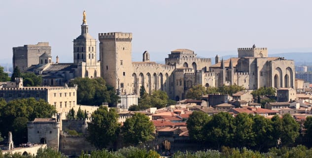 Papežský palác - https://en.wikipedia.org/wiki/File:Avignon,_Palais_des_Papes_depuis_Tour_Philippe_le_Bel_by_JM_Rosier.jpg