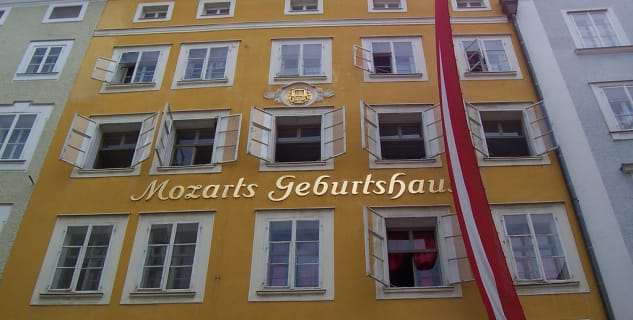 Mozartův rodný dům - https://www.flickr.com/photos/sohum/157612796/in/photolist-eVNN1-9izFWK-e37BiF-aia3HS-8EHkah-avAahc-9a5dVn-eh9tbw-6HUCuu-JuawpS-vGDp6-ijZgpe-d4TmW-6uuzJP-gN4X9t-jzbwX-2V6o9W-5NTqyu-5NP9P2-7Ey39h-51554-oFvMeP-ik1d71-aia4yd-ik1eeP-ik16fH-ik1AYb-ik1J8x-ik2Z64-9ZNtzp-pmJtUC-ik18RY-4qxuEn-ik263h-8mtYb5-ijZNh6-8mtYj7-8mtY1w-ik2Fas-ijZVbX-ik1eeu-vH6wq-4sQbQx-uUgsW-ik1fWi-ijZU71-ik11v2-6HTiy7-ik1hGT-ik2euP