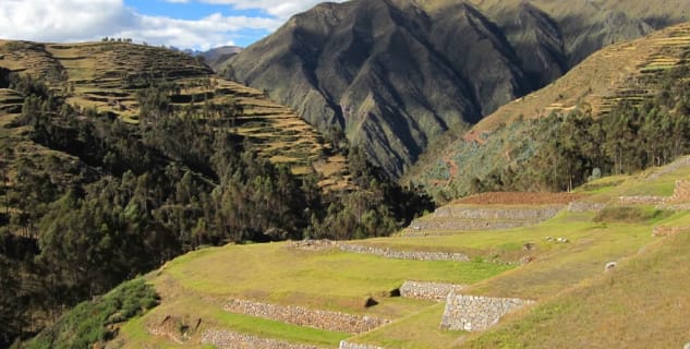 Terasy v Chincheru - https://commons.wikimedia.org/wiki/File:Terraces_at_Chincero_(7914099066).jpg