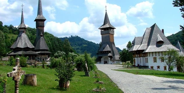 klášter Birsana, Maramreš, Rumunsko - https://commons.wikimedia.org/wiki/File:Barsana_Monastery_-_Romania_03.jpg