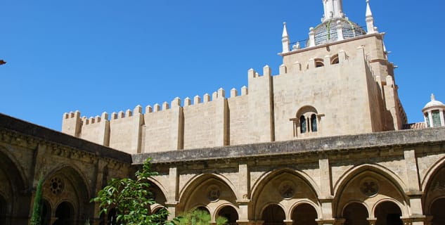 Katedrála Se Velha - https://commons.wikimedia.org/wiki/File:S%C3%A9_Velha_de_Coimbra_-_Claustro.jpg