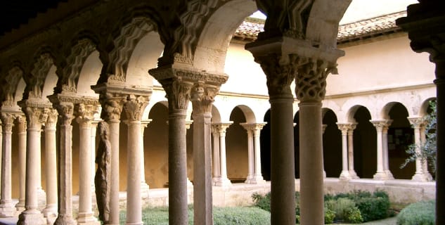 Vnitřní nádvoří katedrály - https://commons.wikimedia.org/wiki/File:Aix_-_clo%C3%AEtre_St_Sauveur.JPG