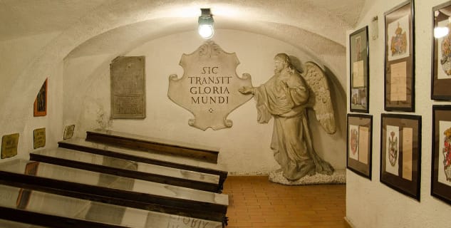 Krypta - https://commons.wikimedia.org/wiki/File:Capuchin_Crypt_in_Brno_2013h.jpg