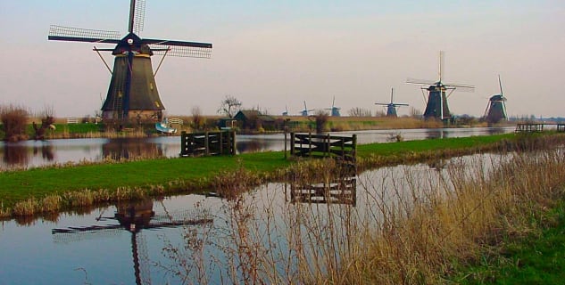 Kinderdijk - https://www.flickr.com/photos/hereistom/8141380736/in/photolist-dpqGRo-dq3xPY-YNbR4d-Qgw8xT-Q5HQnc-P54cZE-dpec1d-dp2KiU-doGNvJ-dpSNUc-dpYchX-brwSK6-dYQQnN-P1hnCq-orp2ss-dpSeiw-doGNJ9-domxGZ-dpNeQk-dpPahy-QfwVkG-Qaidju-dowzeu-dpxvHZ-PRajfE-dpSsb3-7Z6yyv-dpNeCn-6PJCi1-dpRhHh-dpNKzx-WoU4c6-ci2k5A-yrLsqy-51j9Q5-yb6WGC-cJQVT9-d6NoFY-hNATs2-bqYiNz-XYe91k-dYY6xR-aTicmi-WoU3Ck-dUb6nQ-dJSY5t-CpNj8P-RxGzhZ-dpsCQG-dpsDnu