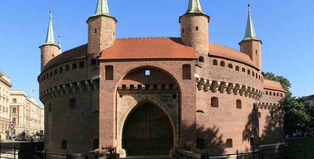 Barbakán - https://commons.wikimedia.org/wiki/File:Krakow_Barbakan_G74.jpg?uselang=cs