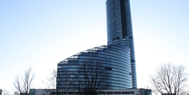 Skytower - https://commons.wikimedia.org/wiki/File:Sky_Tower_Wroclaw.JPG?uselang=cs