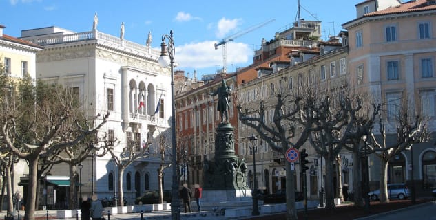 Galerie moderního umění na Piazza Venezia  - https://de.wikipedia.org/wiki/Datei:Piazza_Venezia_Trieste.jpg