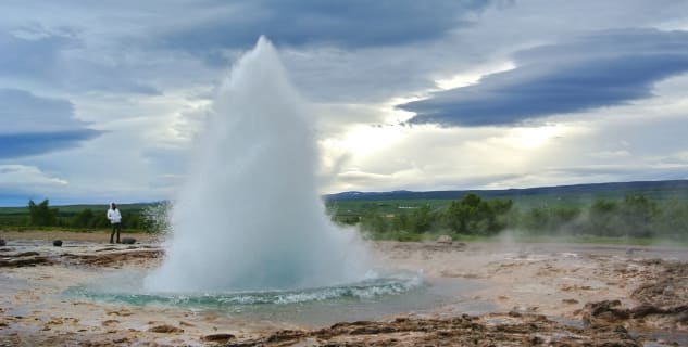 Gejzír Strokkur - https://www.flickr.com/photos/jaisril/14792757156/in/photolist-oxbKkb-f5cmrV-hJbkW-f5csfk-7JzCbz-f5rCsw-f5ryL1-ohHUwi-7hNoS8-58LZw5-FjsAq6-dcDBcT-xNSgLC-5Jtq59-o83Eai-9KqdkM-ovEAK7-EXYxg-6hjKQQ-i1qVQ-oZaRDE-6hjKRd-2TStf8-7HaWMc-o69URy-nNMWpK-5LQeDH-5dsTRc-dMpzD3-eh9eMu-58H3ye-dRMWNh-5dxdph-83z2AW-o5Y6ug-5LQeFk-7gvLz4-cHg9QY-a1NBxh-oBzag6-eh3vAB-4vkBuw-4vkCyw-4vkFxd-py41TG-4zZnEv-jRPYiH-8xoovu-a94NKd-pxXvcg