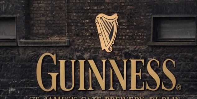 Vstup do pivovaru - https://en.wikipedia.org/wiki/Guinness#/media/File:St._James%27s_Gate_Brewery,_Dublin,_Ireland.jpg