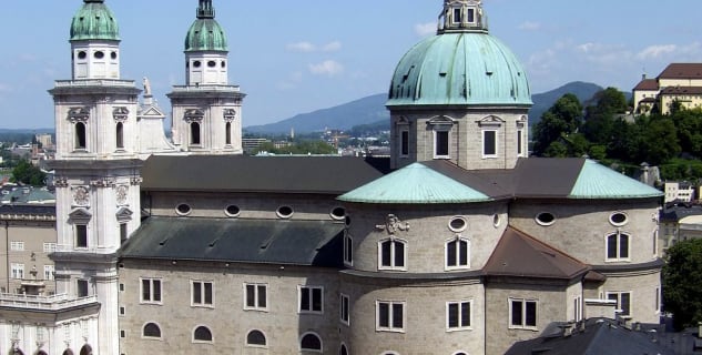 Salzburgská katedrála - https://commons.wikimedia.org/wiki/File:Salzburg_Cathedral_as_seen_from_Festungsgasse.jpg?uselang=cs