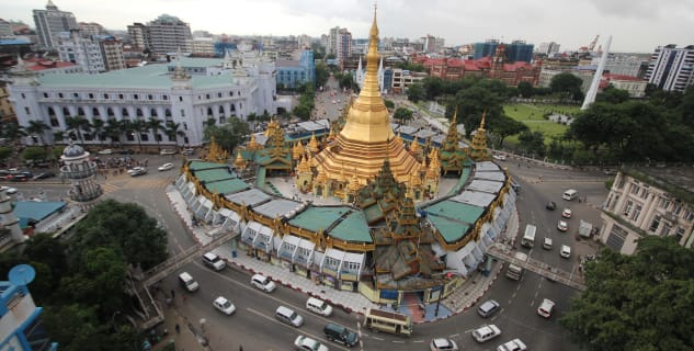 Sule Pagoda v centru Rangúnu. - https://commons.wikimedia.org/wiki/File:Suel_Pagoda.jpg