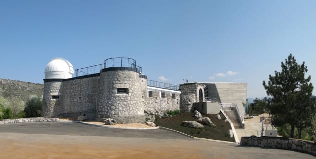 astronomické centrum - https://commons.wikimedia.org/wiki/File:Rijecka_zvjezdarnica_120409.jpg